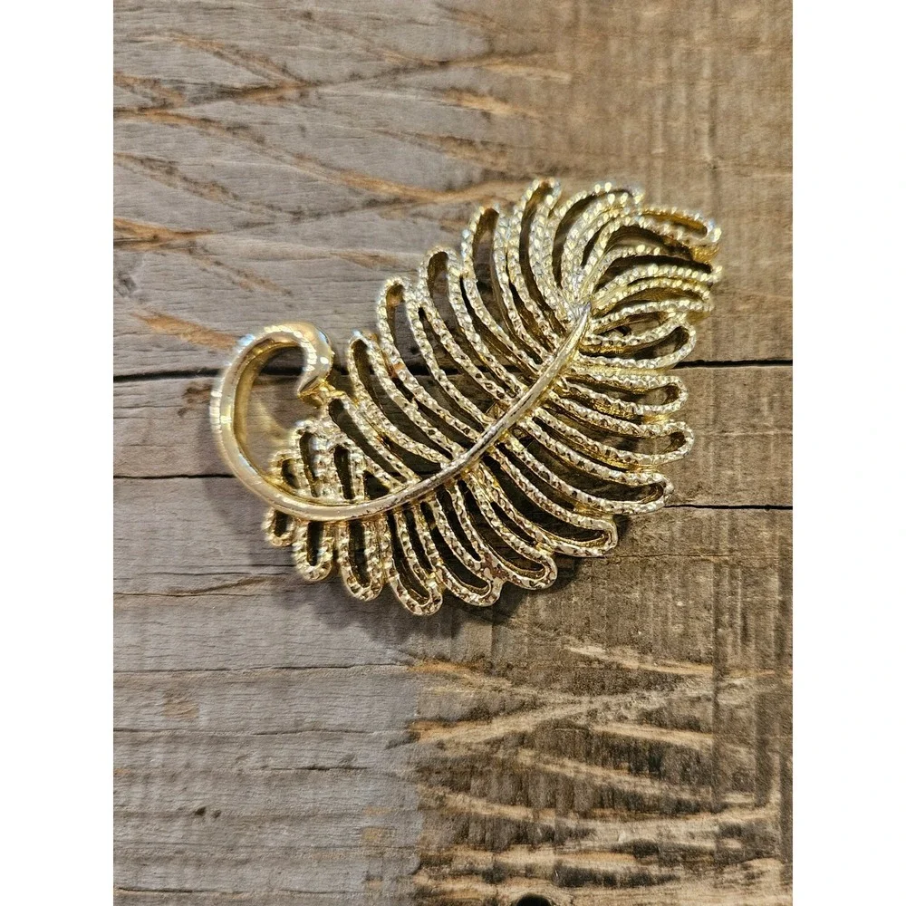 Vintage GERRYS  Gold Tone‎ Textured Large 2.2